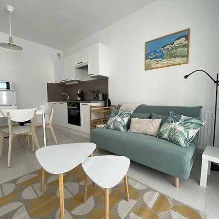 T2 2* Avec Balcon Et Parking A 250m De La - Fr-1-738-37 * Royan